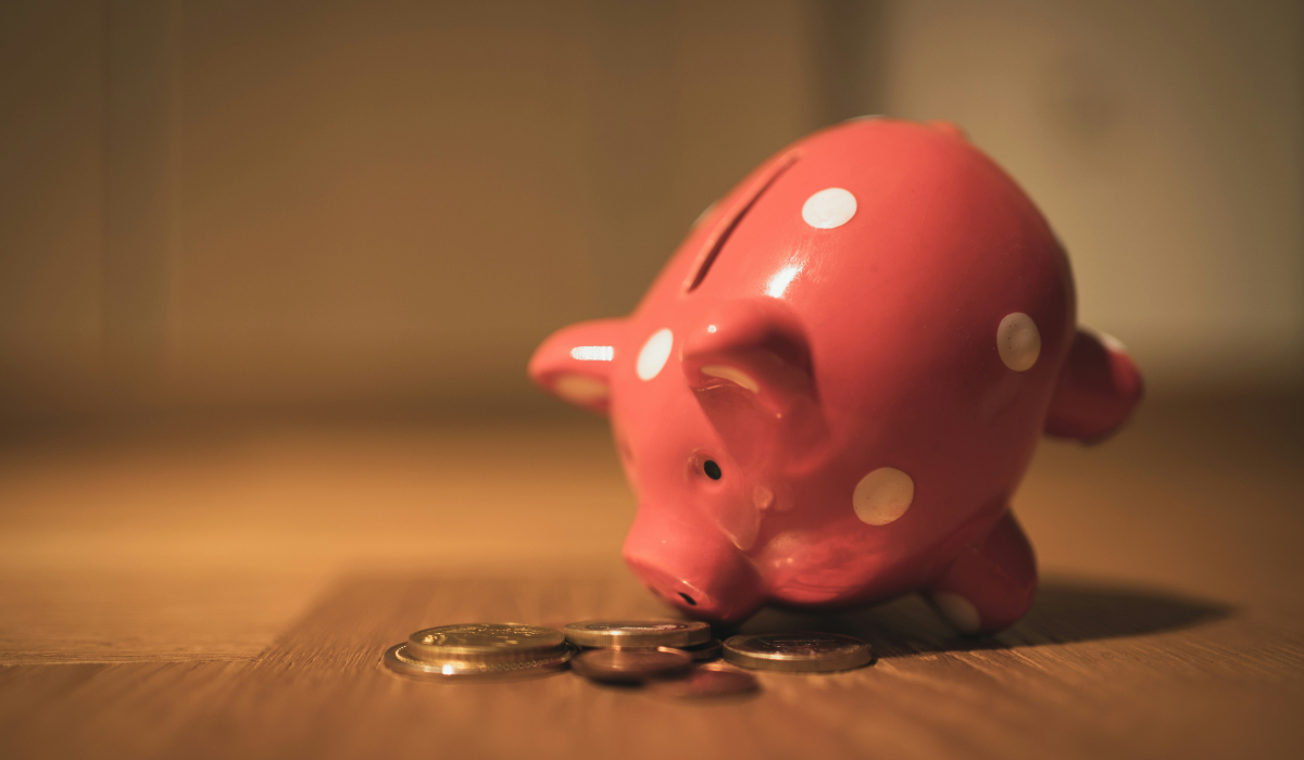 Sparschwein auf Tisch