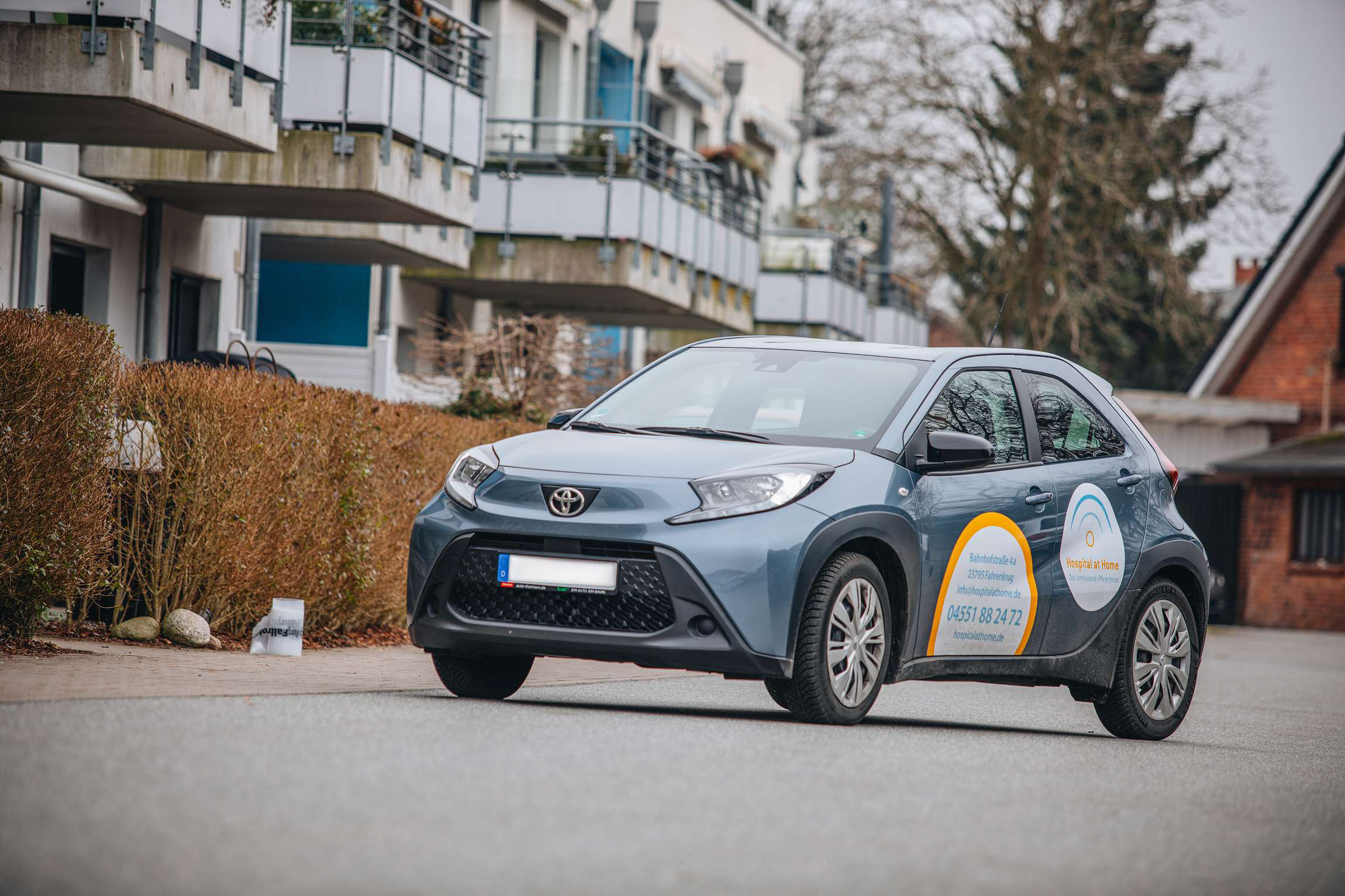 Pflegedienst Auto vor Heim