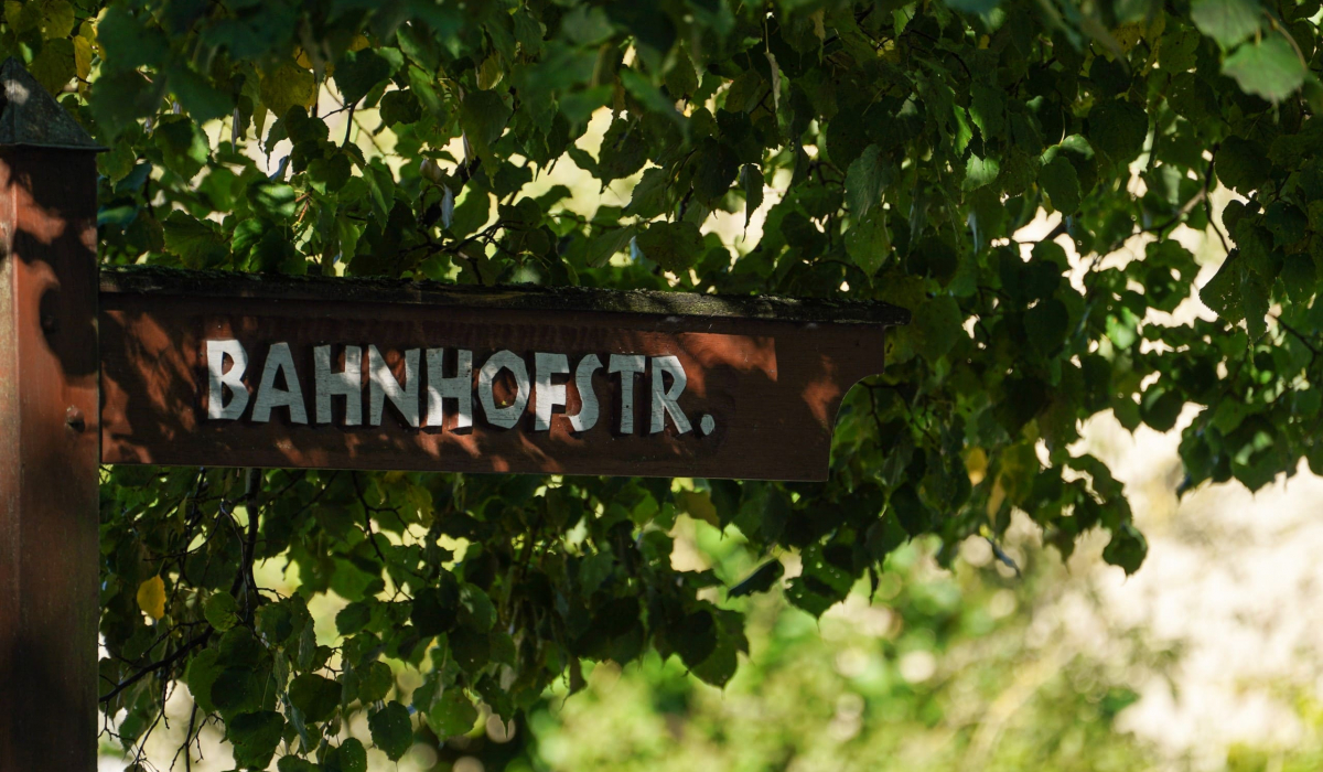 Straßenschild aus Holz mit Straßennamen